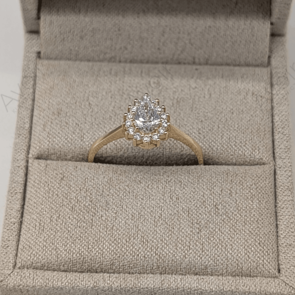 Prsten ze žlutého zlata s laboratorním diamantem ve tvaru kapky – Halo design