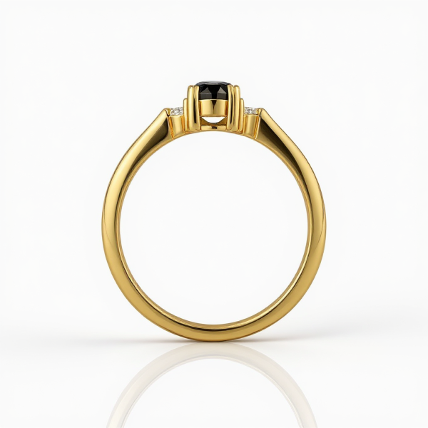 Zásnubní prsten oválný safír (0,38 ct) s dvěma bočními diamanty ze žlutého zlata 14ct Zásnubní prsten oválný safír (0,38 ct) s dvěma bočními diamanty ze žlutého zlata 14ct