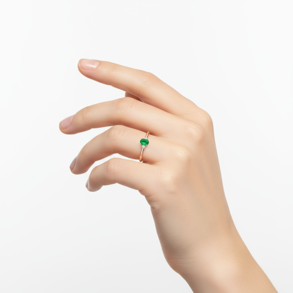 Prsten z růžového zlata s oválným smaragdem a diamanty