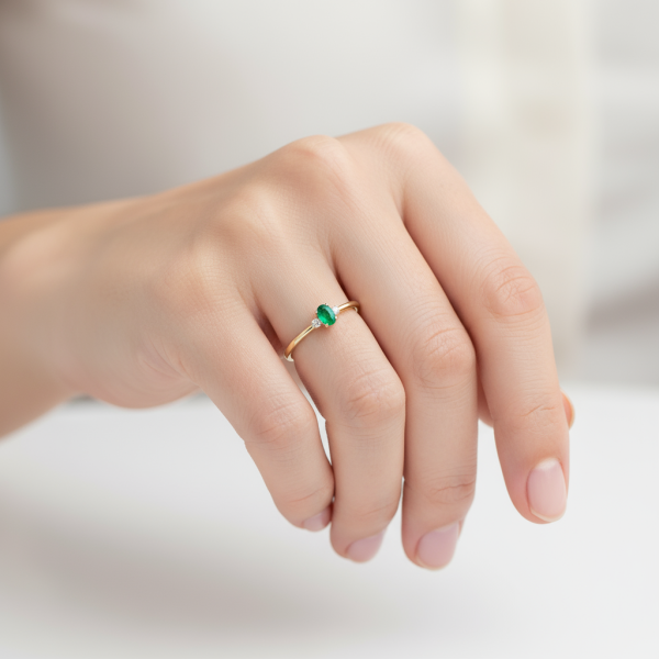 Zlatý prsten se smaragdem a diamanty | Luxusní zásnubní prsten