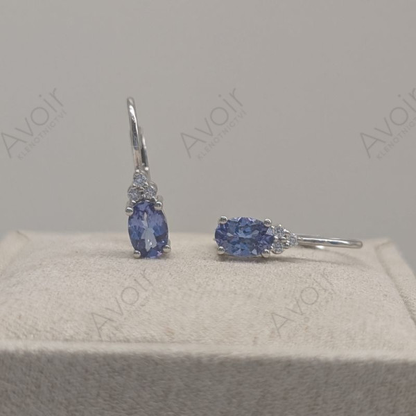 Náušnice bílé zlato s oválným tanzanitem a třemi laboratorními diamanty, dámský patent