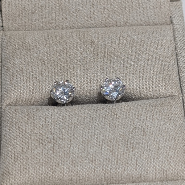 Diamantové náušnice z bílého zlata (Lab. diamanty 1,00 ct) – Zapínání na šroubek