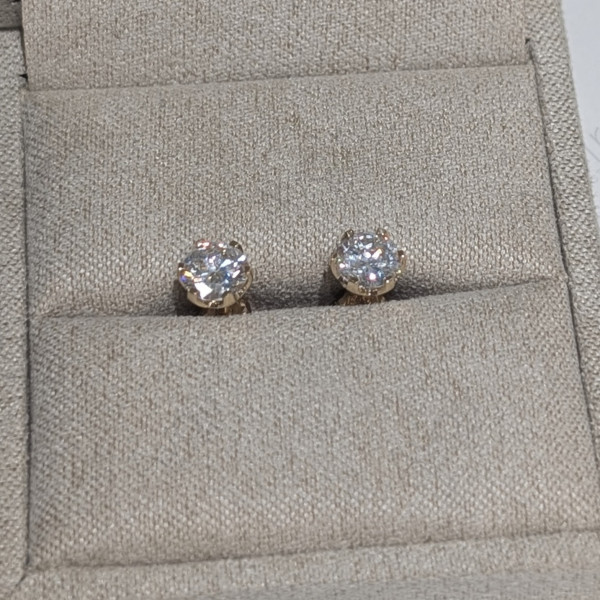 Diamantové náušnice ze žlutého zlata (Lab. diamanty 1,00 ct) – Zapínání na šroubek