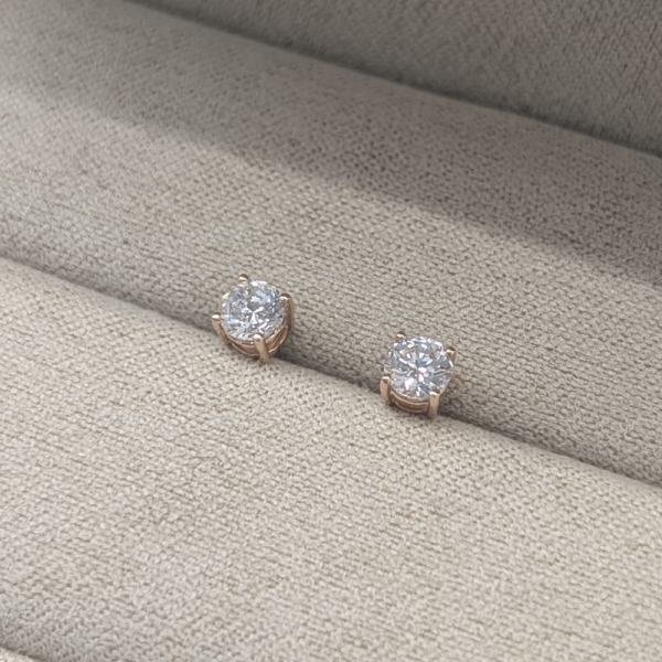 Peckové náušnice solitér z růžového zlata s laboratorním diamantem 0,25 ct (4 mm)