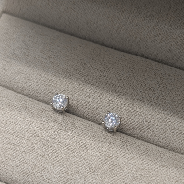 Peckové náušnice solitér z bílého zlata s laboratorním diamantem 0,25 ct (4 mm)