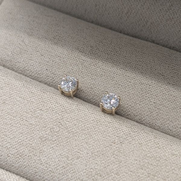 Peckové náušnice solitér ze žlutého zlata s laboratorním diamantem 0,25 ct (4 mm)