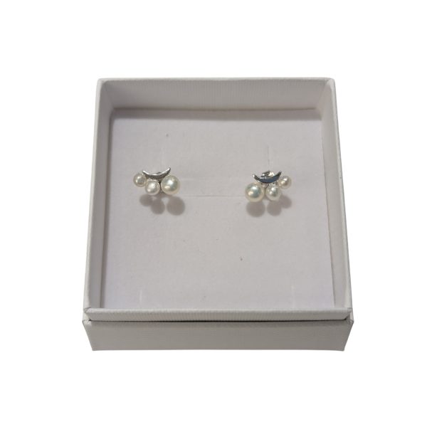 Stříbrné náušnice s třemi perlami – půlměsíc Stříbrné náušnice s třemi perlami – půlměsíc